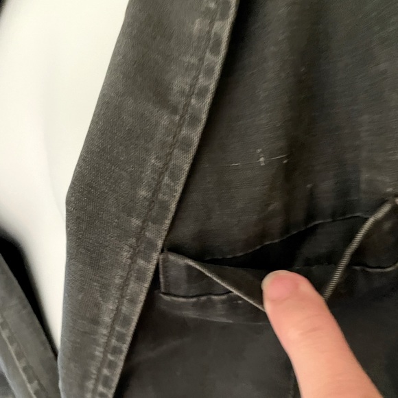 Gap XS jean jacket in an aged look. Two button closure & two front deep pockets. - Picture 8 of 11